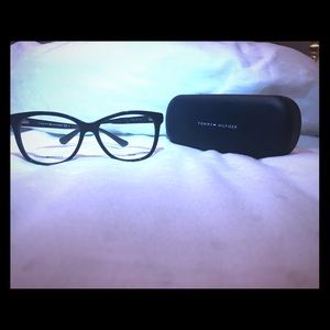 Tommy Hilfiger catlike eyewear